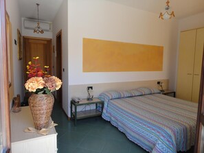 Minibar, Schreibtisch, kostenloses WLAN