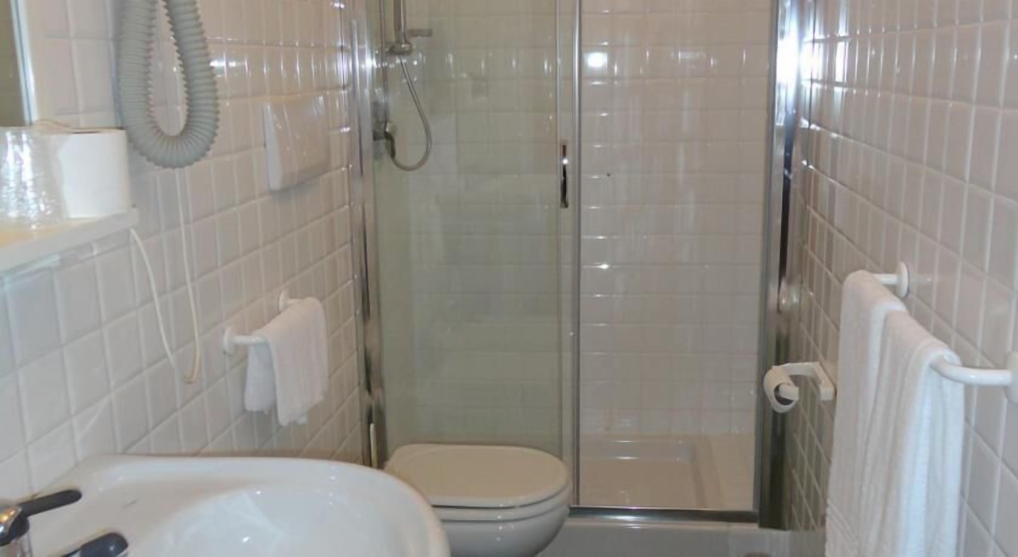 comfort double room | bathroom | shower, free toiletries, hair dryer, bidet