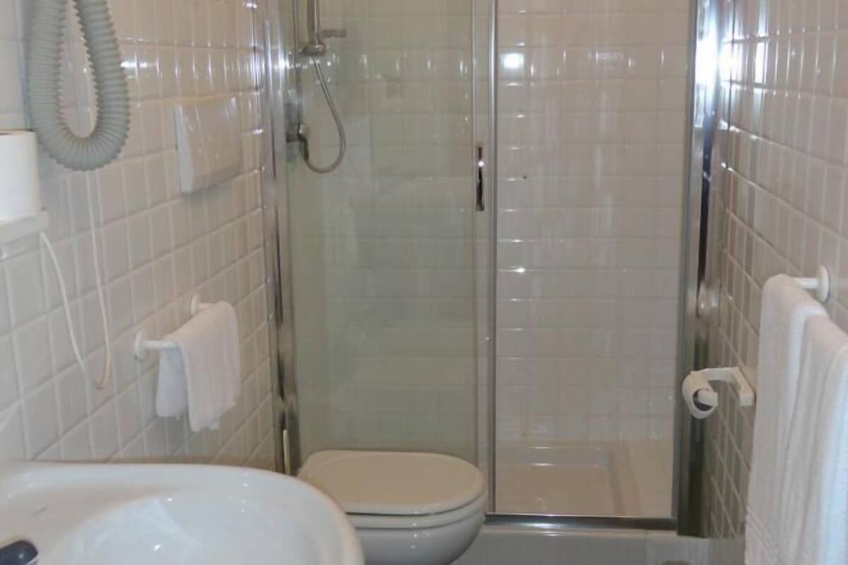 comfort double room | bathroom | shower, free toiletries, hair dryer, bidet