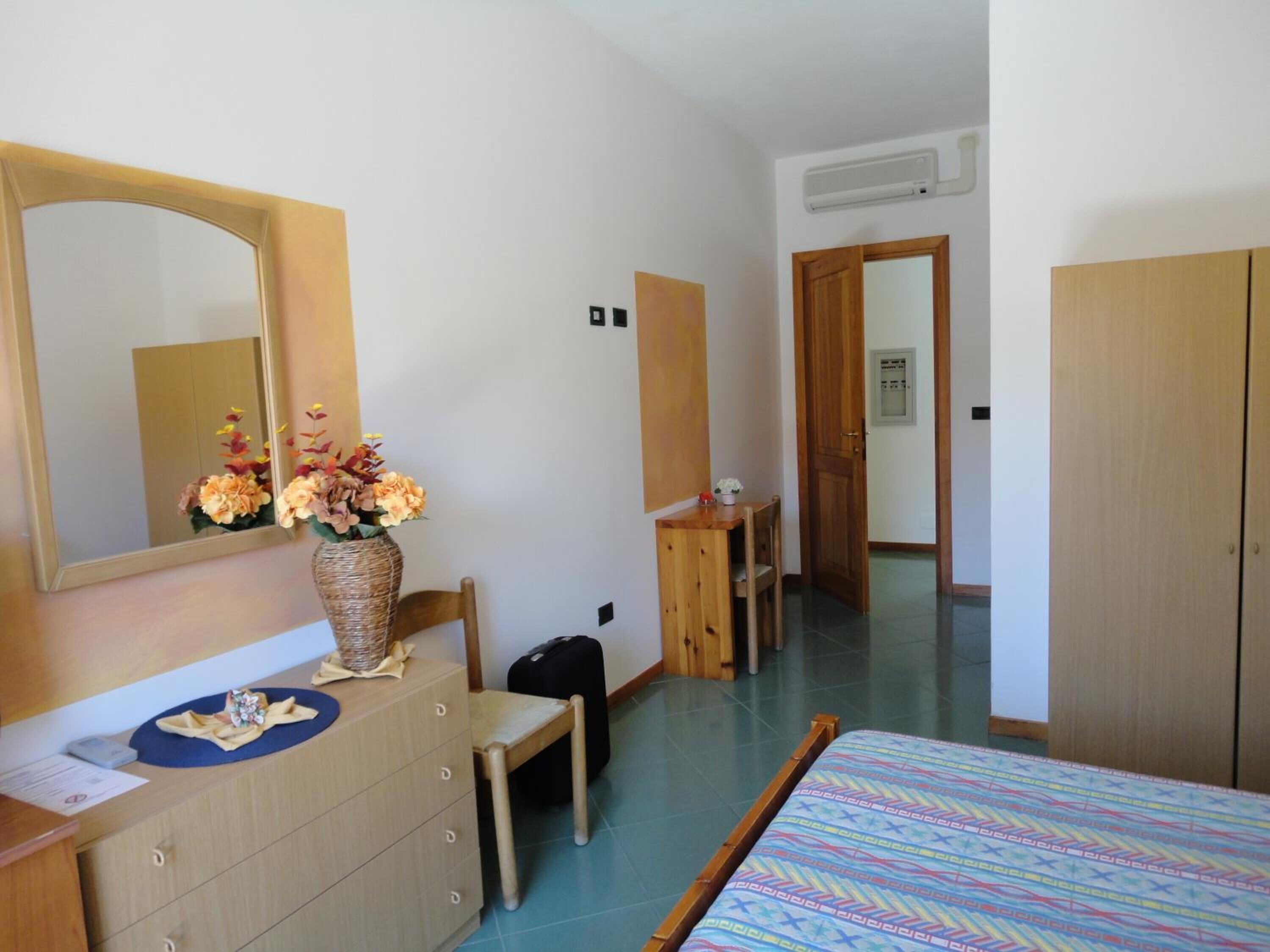 minibar, desk, free wifi