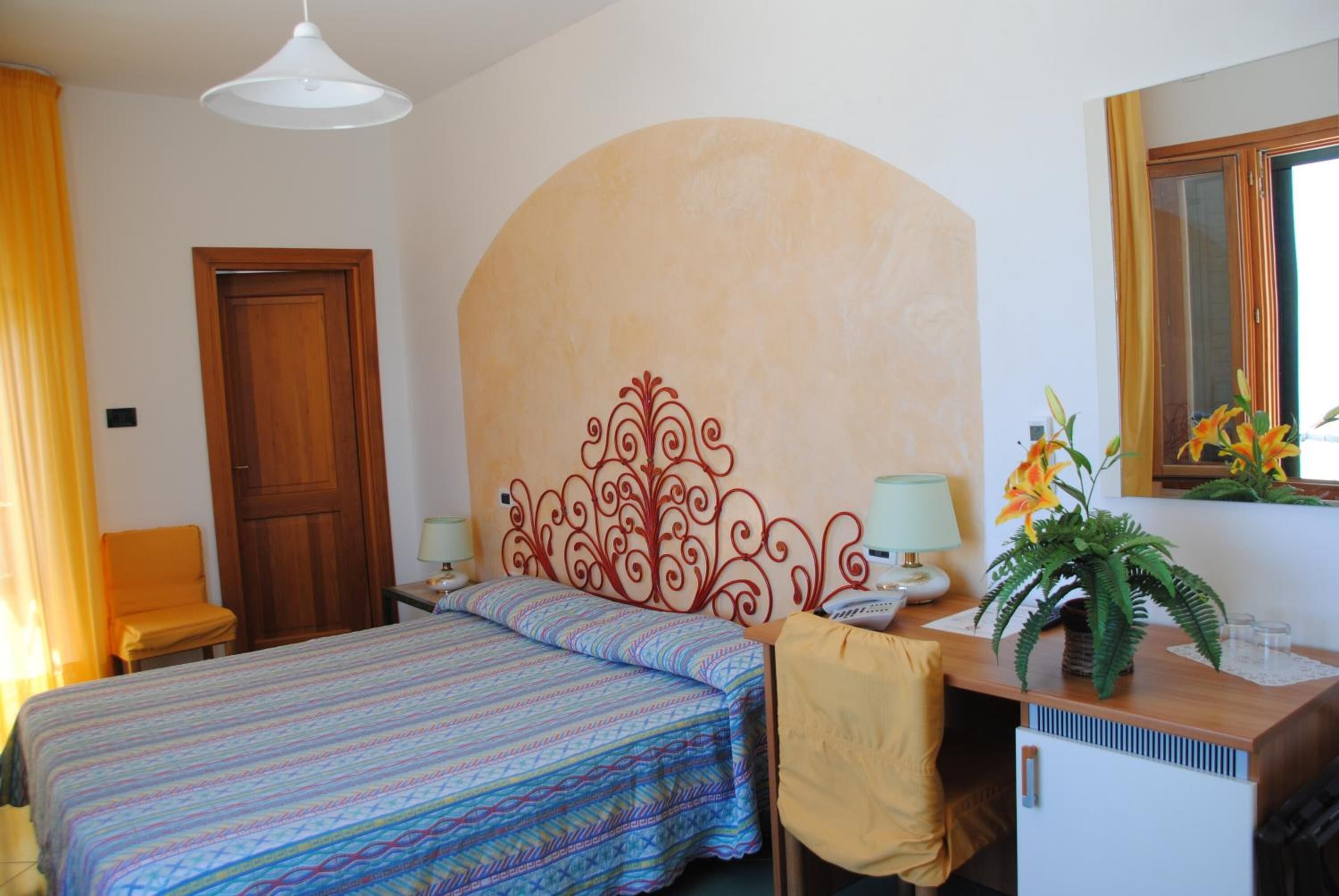 minibar, desk, free wifi