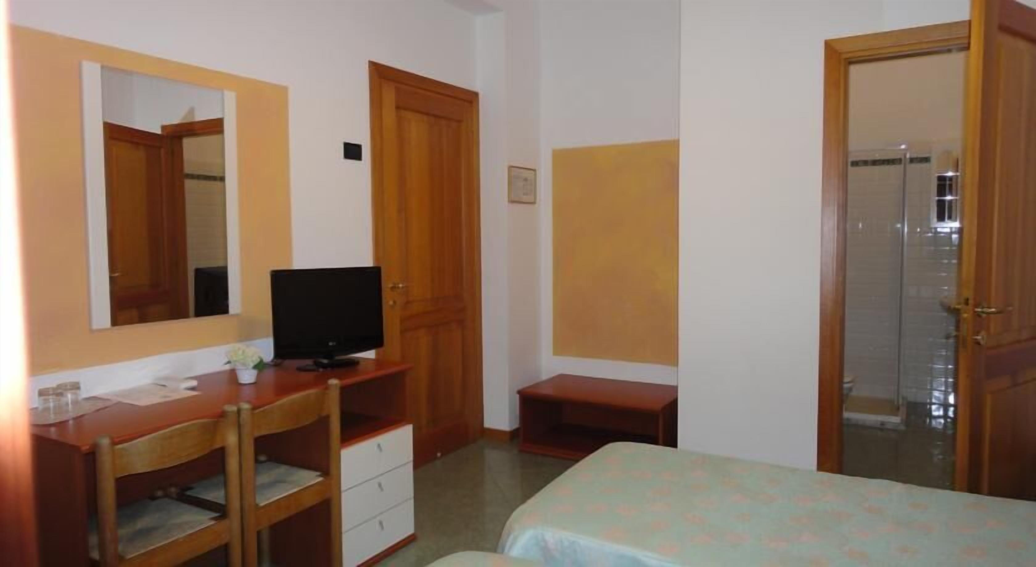 classic double room | minibar, desk, free wifi
