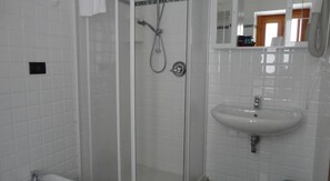 Classic Double Room | Bathroom | Shower, free toiletries, hair dryer, bidet - Hotel Ristorante Silvestrino (Stintino)