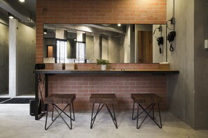 Shower, rainfall showerhead, designer toiletries, hair dryer - Bed Station Hostel (Bangkok)