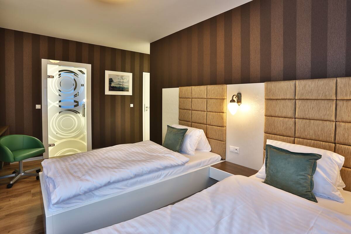 Studio Deluks (27) | 1 kamar tidur, meja kerja, kedap suara, dan setrika/meja setrika
