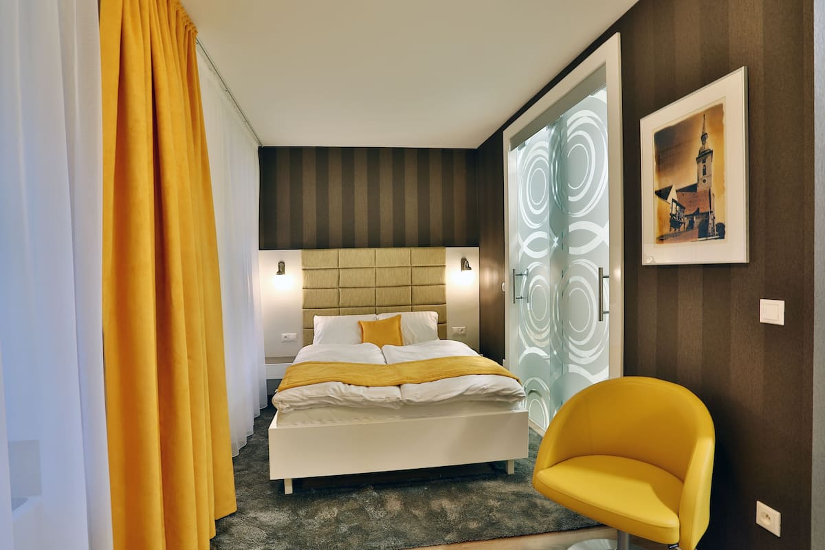 1 kamar tidur, meja kerja, kedap suara, dan setrika/meja setrika