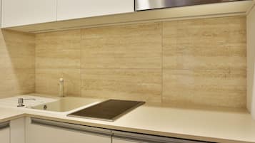Refrigerador, microondas, placa de cocina, cafetera/tetera