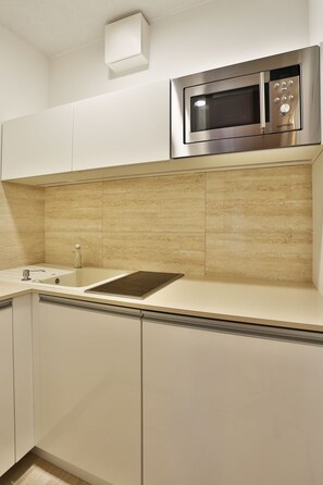 Deluxe Studio (28) | Private kitchen | Fridge, microwave, stovetop, coffee/tea maker