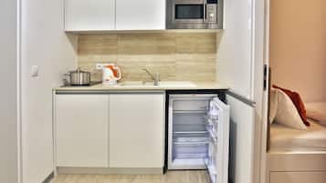 Kühlschrank, Mikrowelle, Herdplatte, Wasserkocher mit Kaffee-/Teezubehör