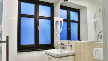 Deluxe Studio (27) | Bathroom | Shower, free toiletries, hair dryer, towels