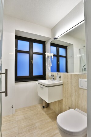 Ducha, artículos de tocador gratuitos, secador de pelo, toallas