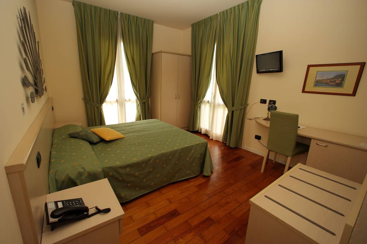 Minibar, in-room safe, desk, free cots/infant beds