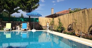 Udendørs pool, parasoller, liggestole