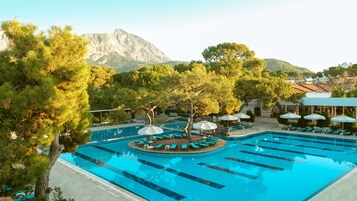 2 piscinas techadas, 3 piscinas al aire libre, sombrillas