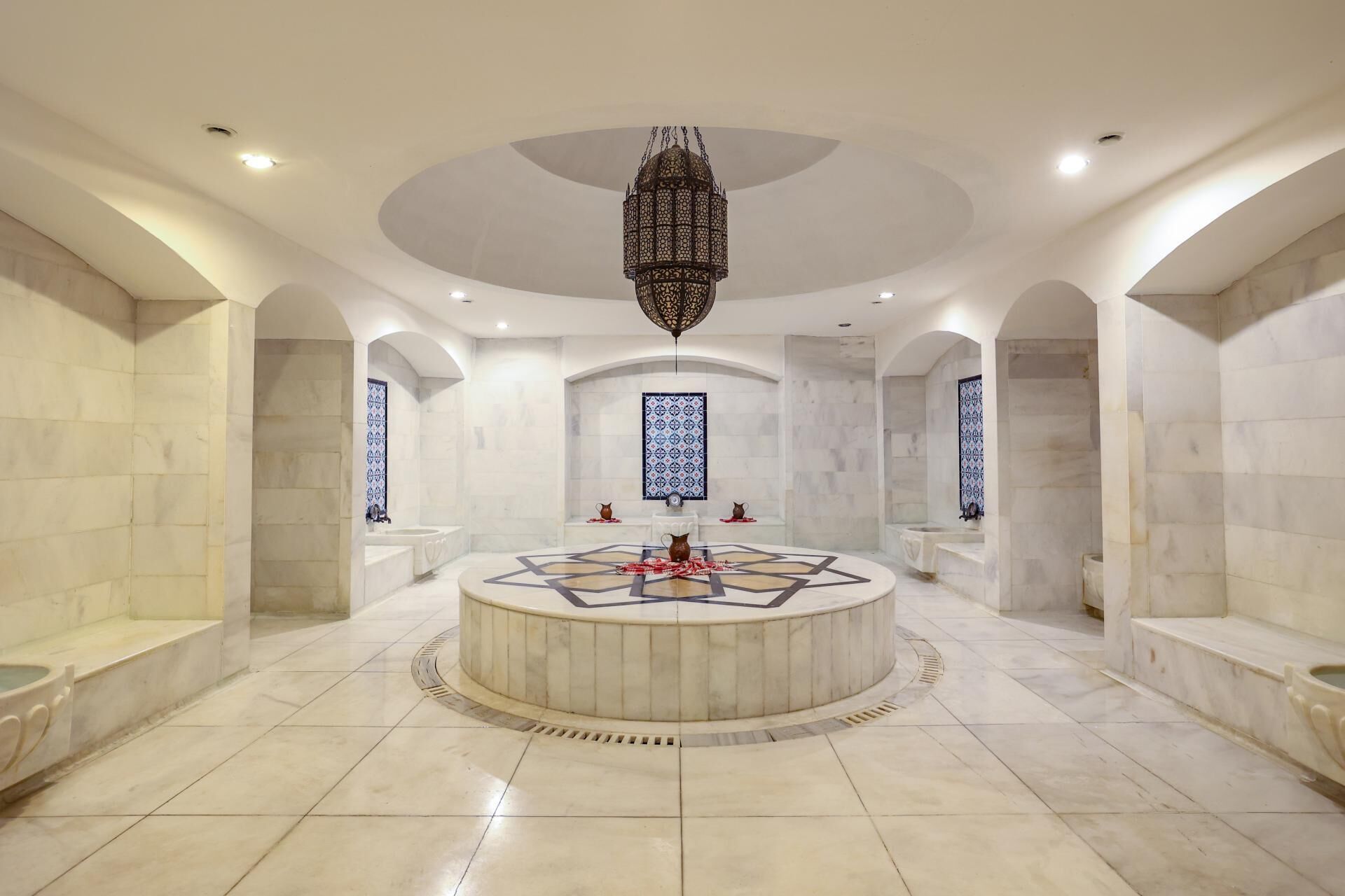 Un sauna, una bañera de hidromasaje, baño turco, baño turco/hammam