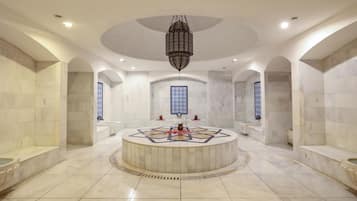 Un sauna, una bañera de hidromasaje, baño turco, baño turco/hammam