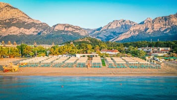 Spiaggia privata nelle vicinanze, cabine (a pagamento), lettini da mare