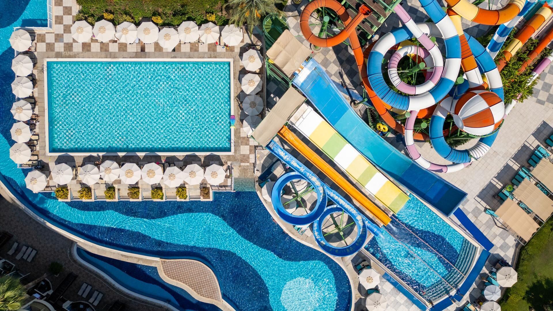 2 piscinas techadas, 3 piscinas al aire libre, sombrillas