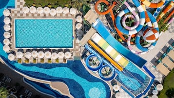 2 piscinas techadas, 3 piscinas al aire libre, sombrillas