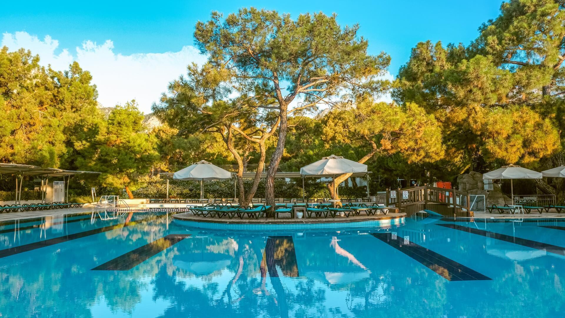 2 piscines couvertes, 3 piscines extérieures, parasols de plage
