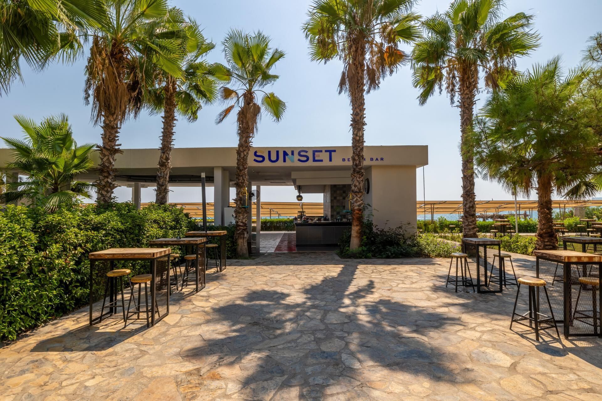 2 barer/lounger, bar vid poolen och strandbar