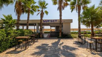 2 barer/lounger, bar vid poolen och strandbar
