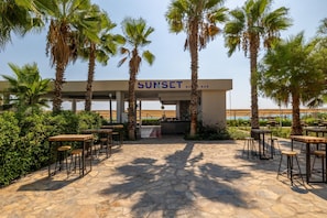 2 barer/lounger, bassengbar og strandbar