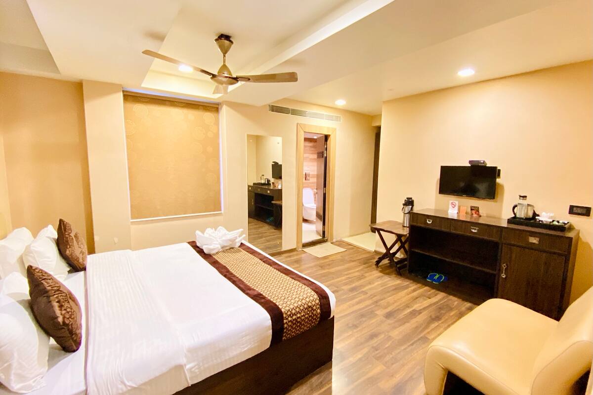 Premium bedding, desk, iron/ironing board, rollaway beds