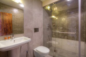 Shower, free toiletries, hair dryer, towels - Niyati - Boutique Stay (Kochi)