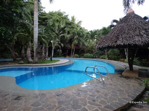 Outdoor pool, pool loungers - Alona Tropical Beach Resort (Panglao)
