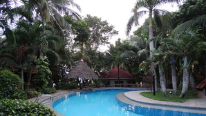 Outdoor pool, sun loungers - Alona Tropical Beach Resort (Panglao)