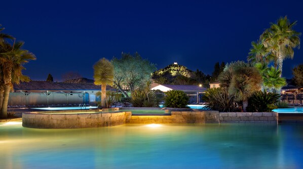 Una piscina al aire libre, tumbonas