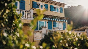 Un bâtiment à deux étages, doté d’un balcon et d’un toit recouvert de tuiles.