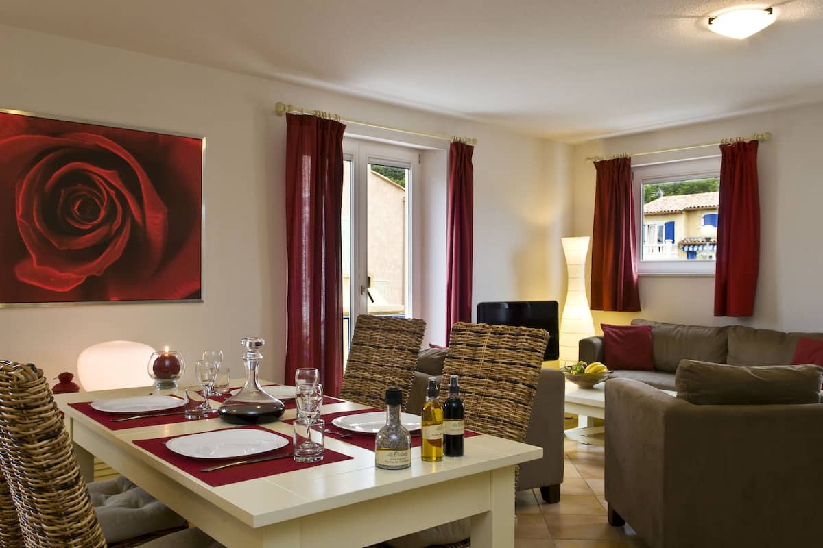 Premium villa, 4 slaapkamers | Woonruimte | Een televisie en een tafeltennistafel