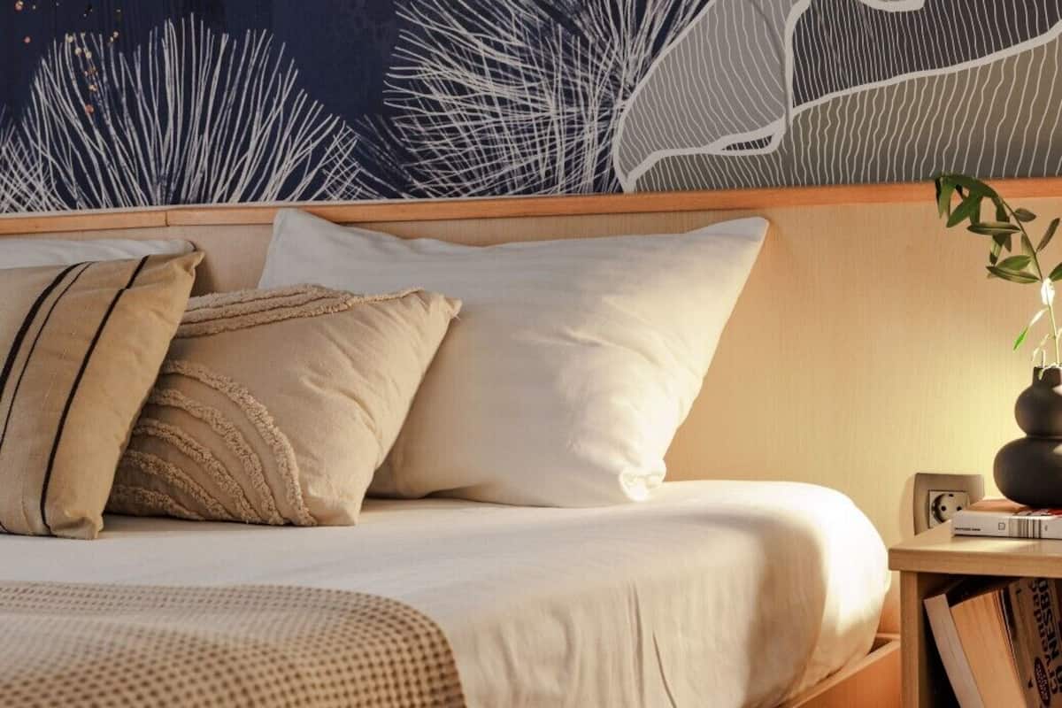 Quarto econômico | Cofres nos quartos, Wi-Fi de cortesia, roupa de cama