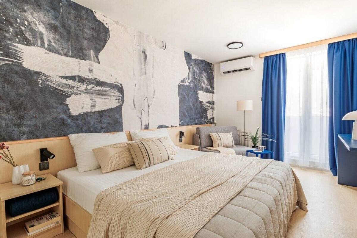 Quarto quádruplo família | Cofres nos quartos, Wi-Fi de cortesia, roupa de cama