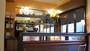 Una cocina con barra, armarios de madera y un globo en la encimera.