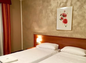 Minibar, in-room safe, desk, iron/ironing board - Hotel Forum (Rozzano)