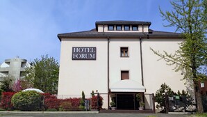 Un edificio con un letrero que dice "HOTEL FORUM".