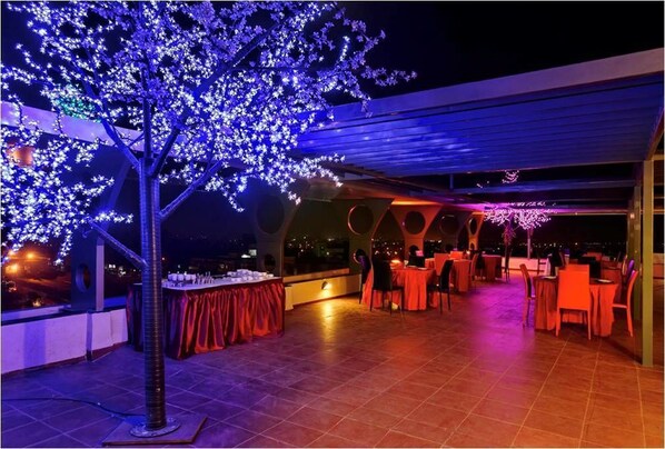 Outdoor dining - Hi5 Hotel & Experience (Nashik)