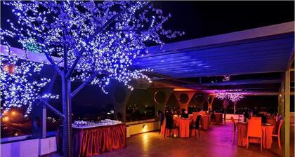 Hi5 Hotel & Experience