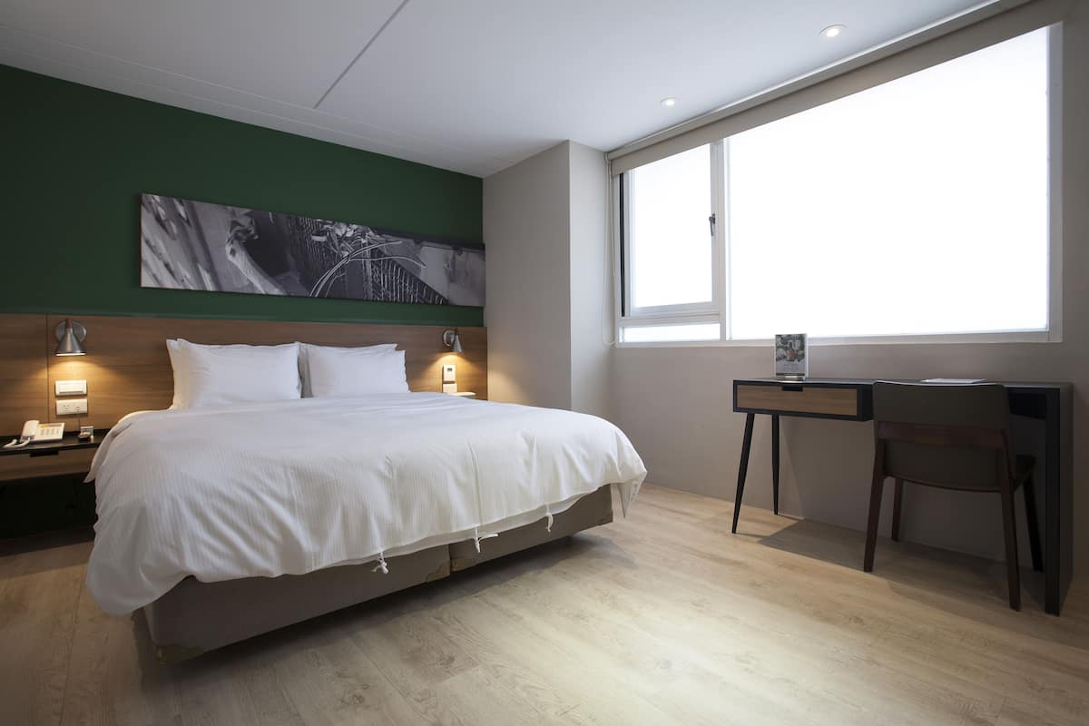 Habitación doble Deluxe, 1 cama King size | Minibar, escritorio, insonorización y wifi gratis
