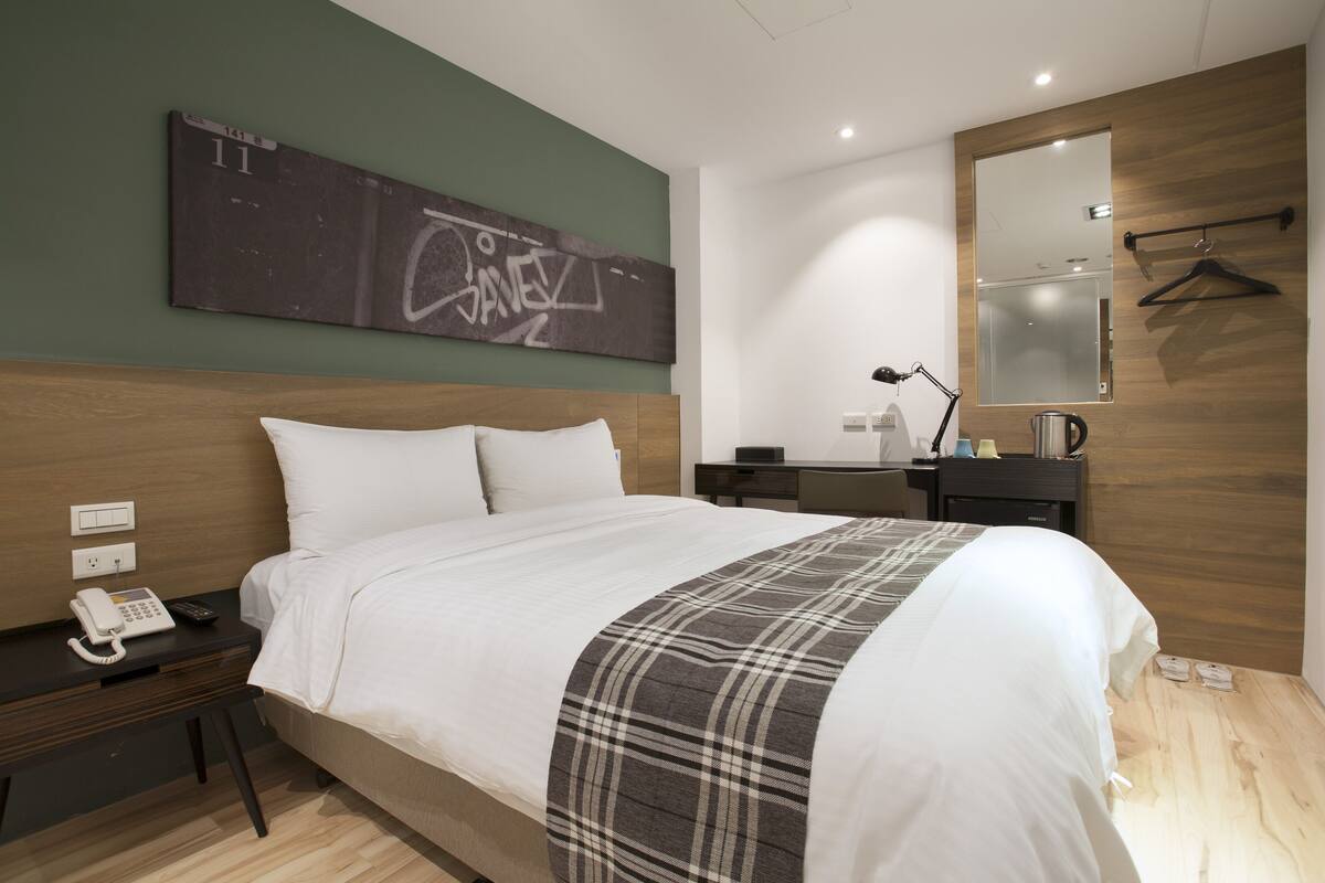 Habitación económica, 1 cama Queen size | Minibar, escritorio, insonorización y wifi gratis