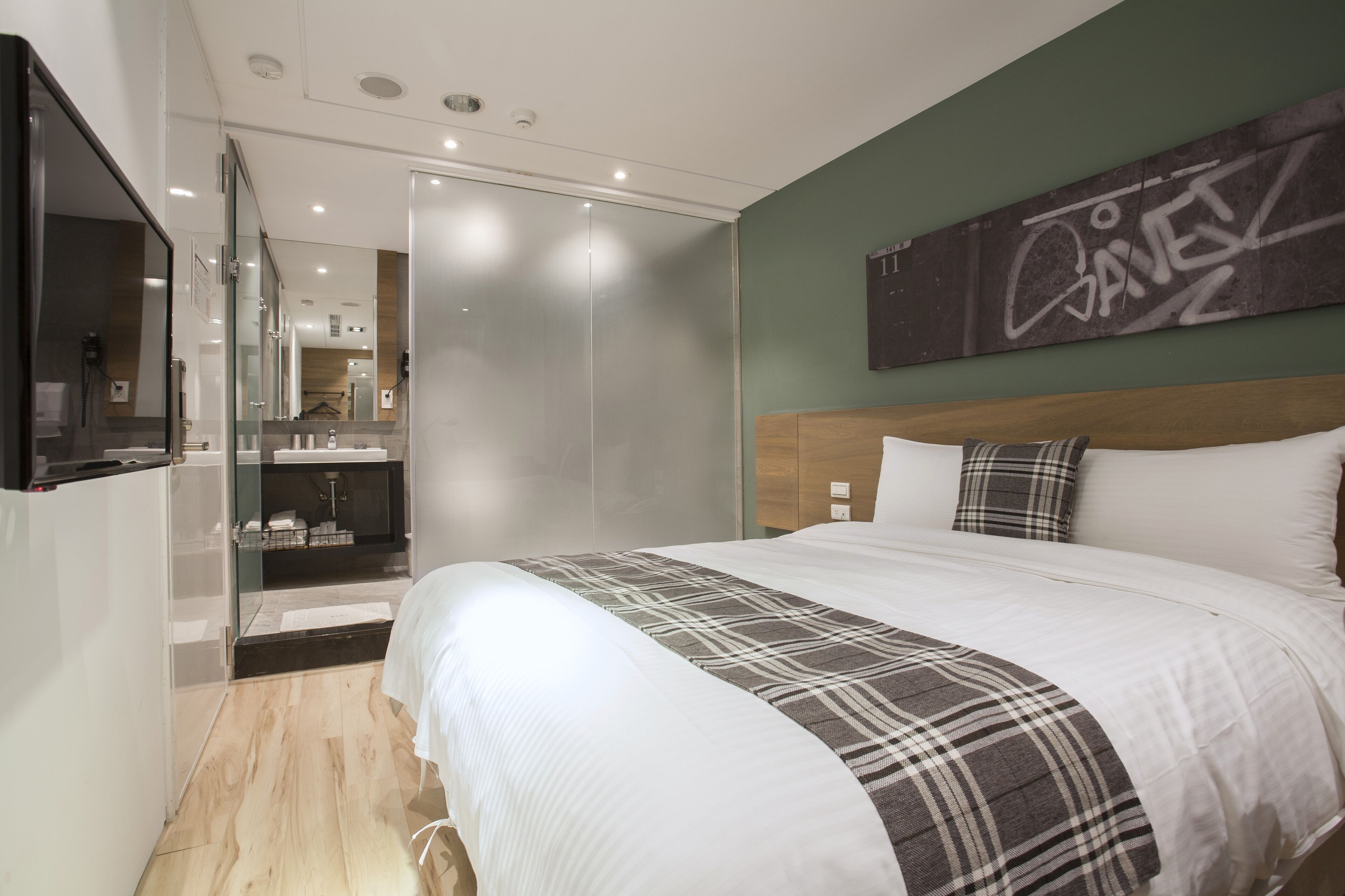 economy room, 1 queen bed | minibar, desk, soundproofing, free wifi