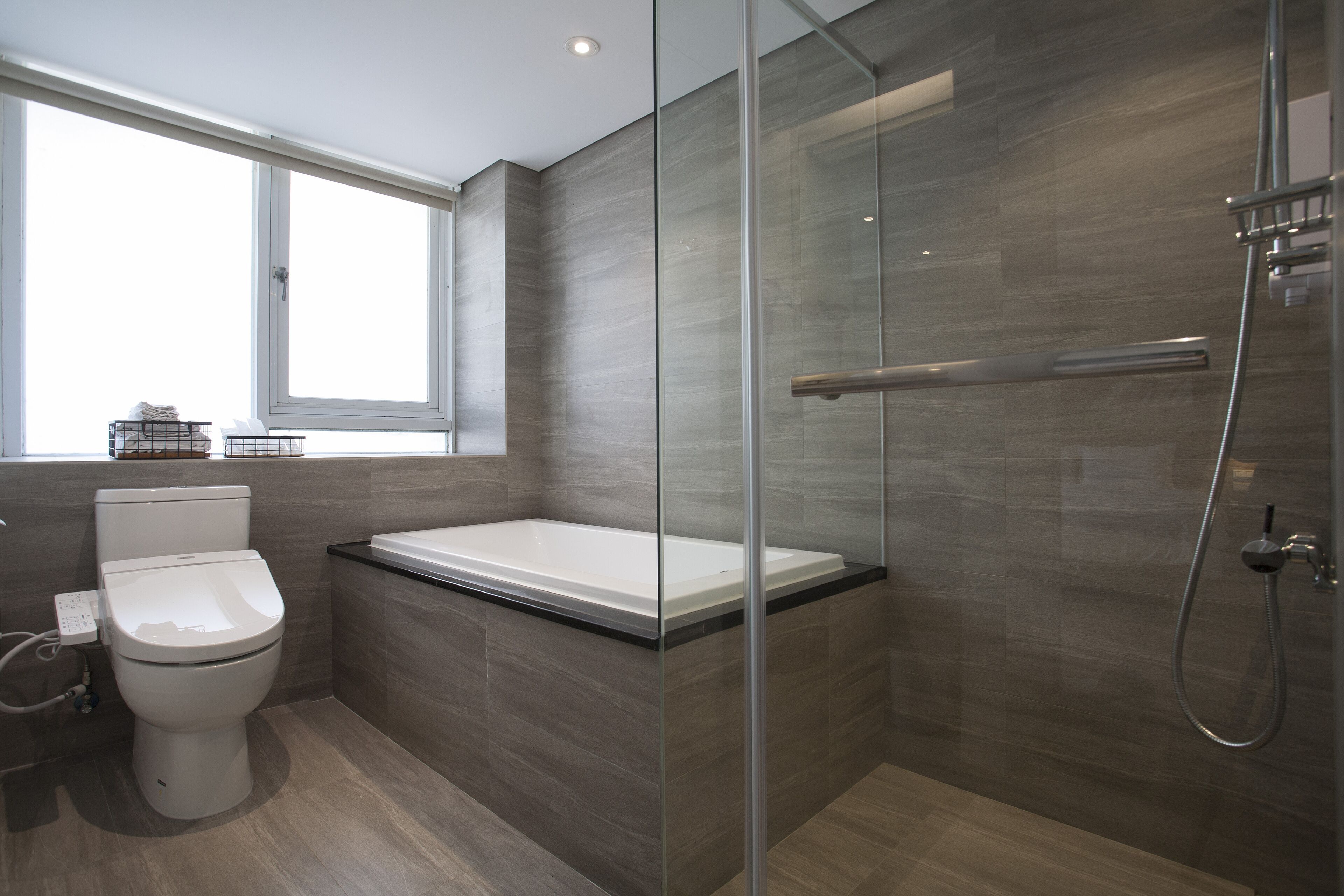 deluxe | bathroom | shower, free toiletries, hair dryer, slippers