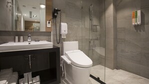 エコノミールーム クイーンベッド 1 台 | バスルーム | シャワー、バスアメニティ (無料)、ヘアドライヤー、スリッパ