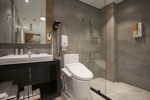 Economy Room, 1 Queen Bed | Bathroom | Shower, free toiletries, hair dryer, slippers