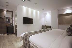 Standard Double Room | Minibar, desk, soundproofing, free WiFi - P&F Hotel (Taichung)