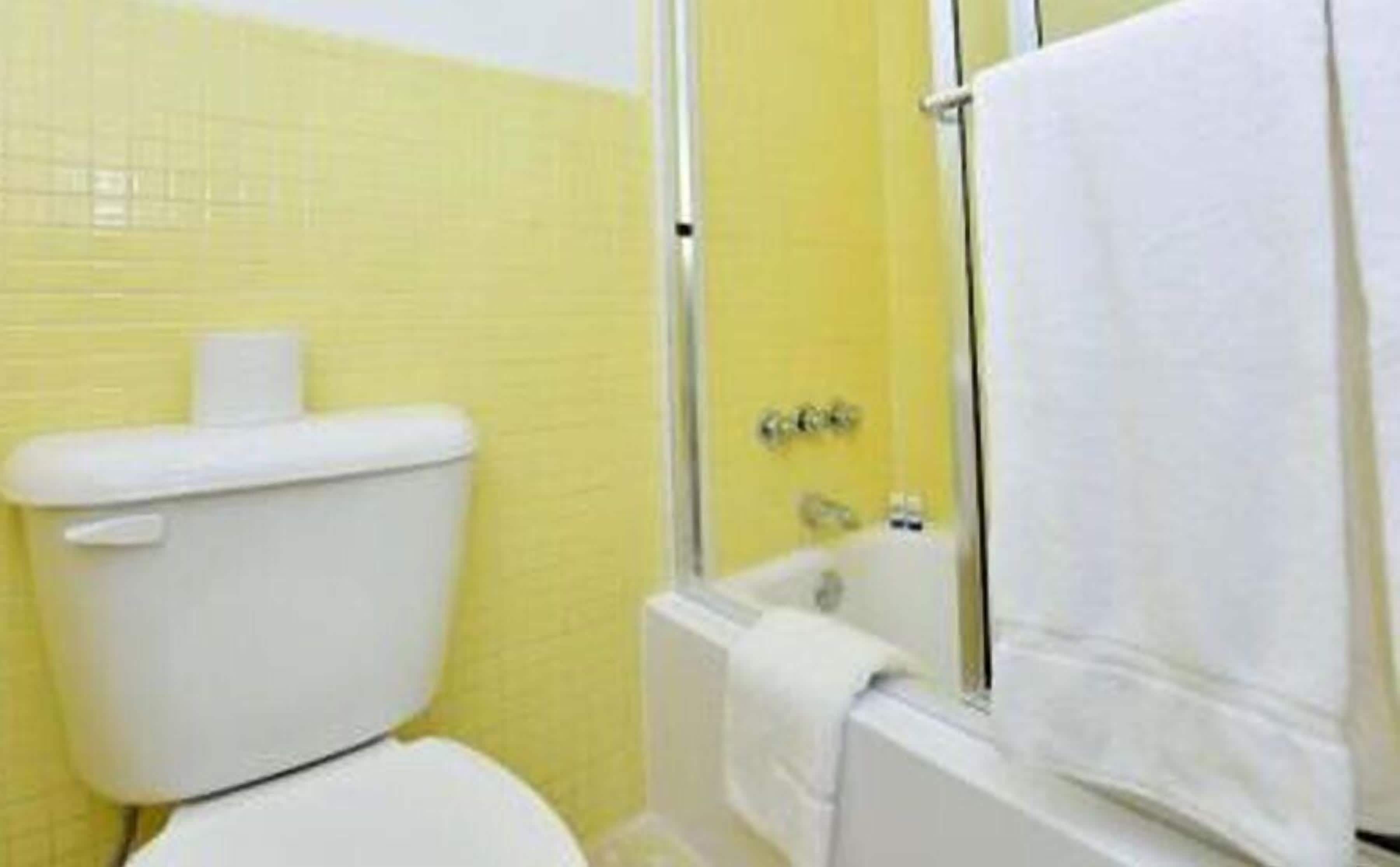 Een bad/douchecombinatie, gratis toiletartikelen, een haardroger