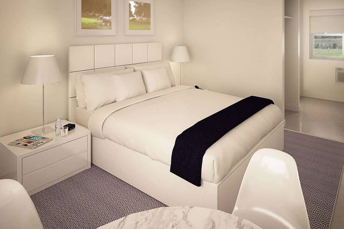 Tabla de planchar con plancha, wifi gratis y ropa de cama